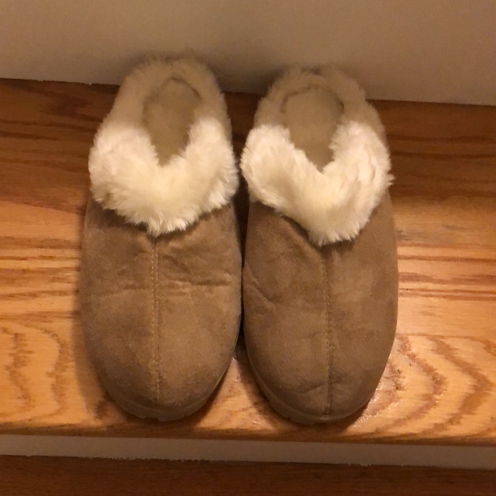 NWOT Ladies Slippers Size 8/9
